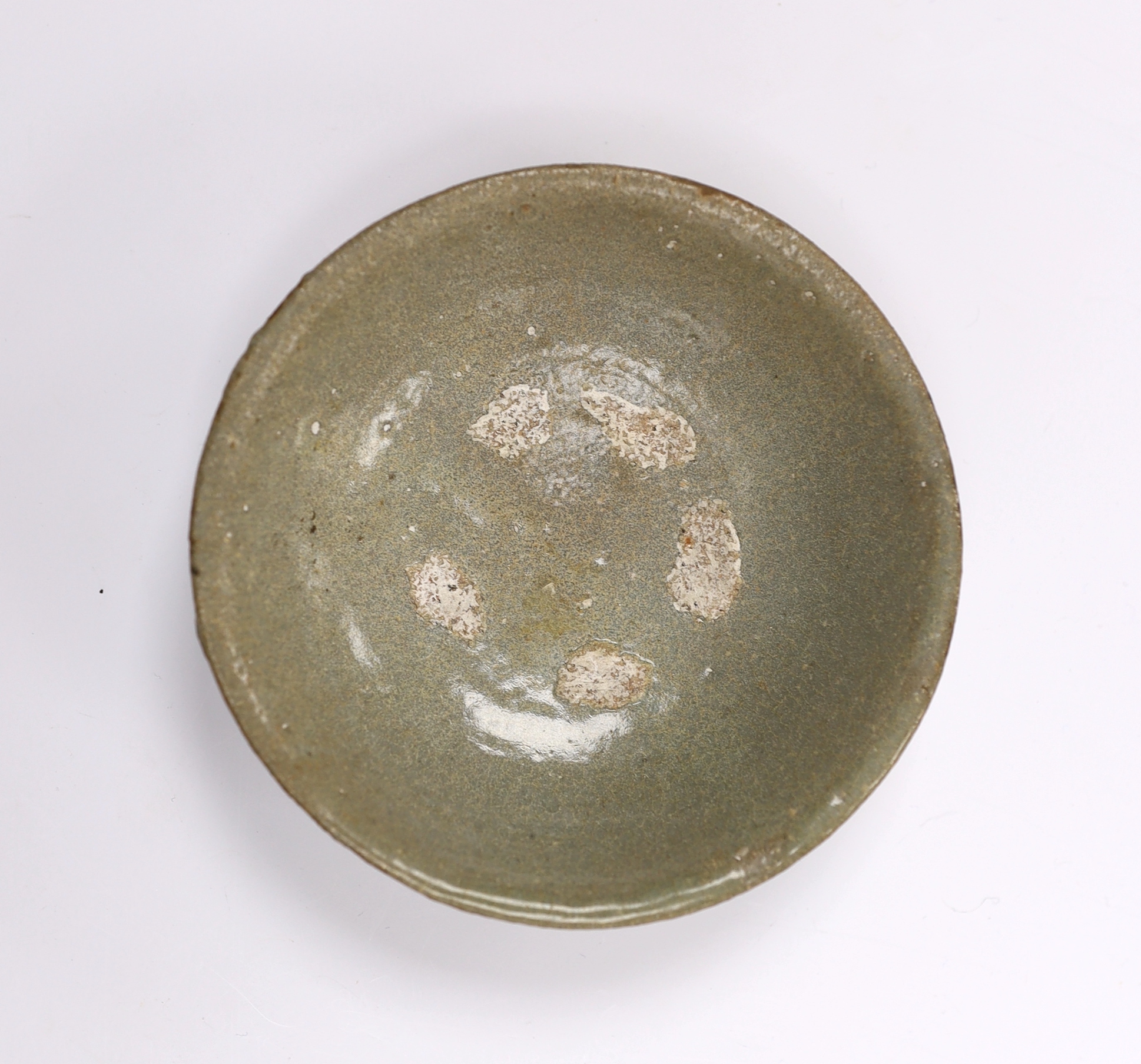 A Korean celadon dish, Goreyo dynasty, 11cm
